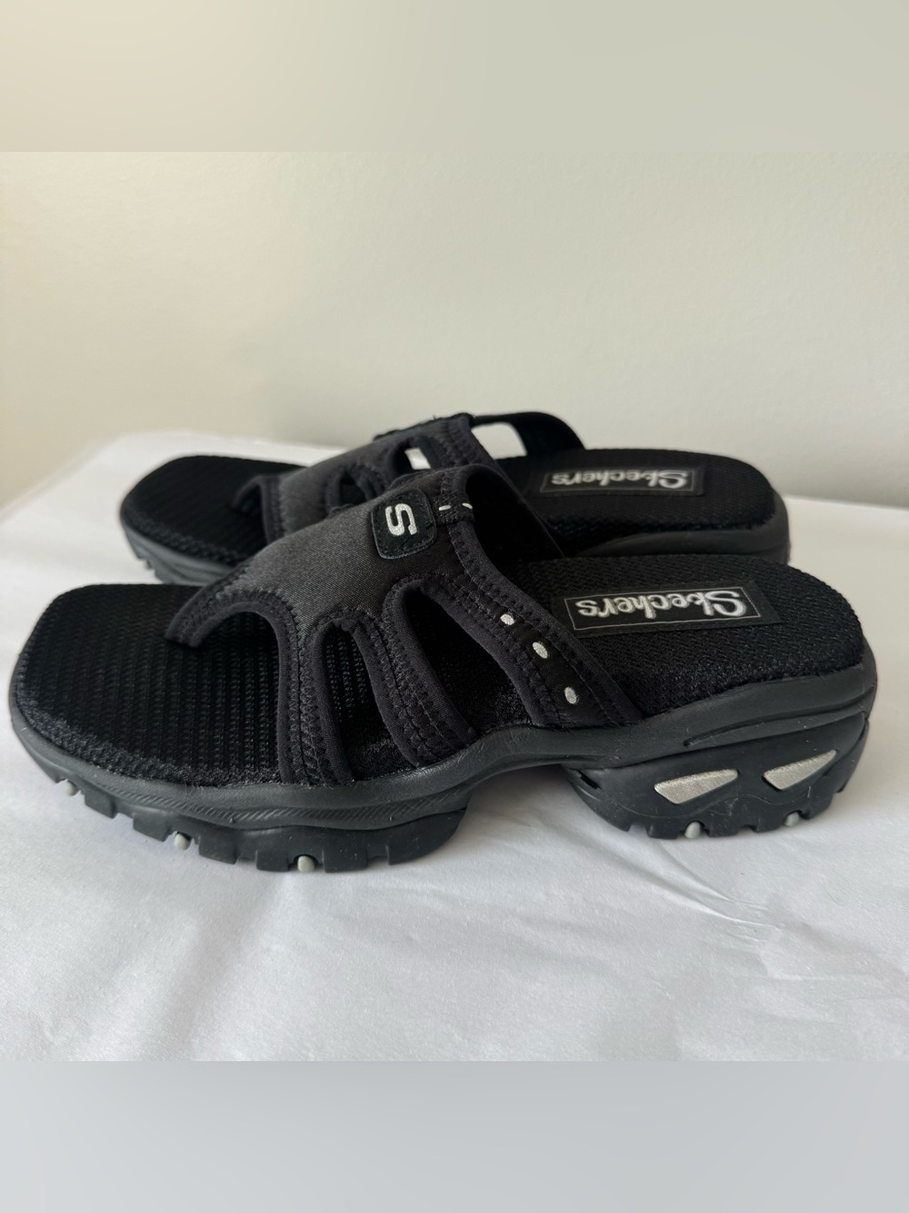 New! Skechers Size 6 Women’s Black Sandals